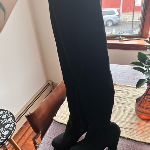 Chic Black Thigh-High Boots - Picture 1 of 3